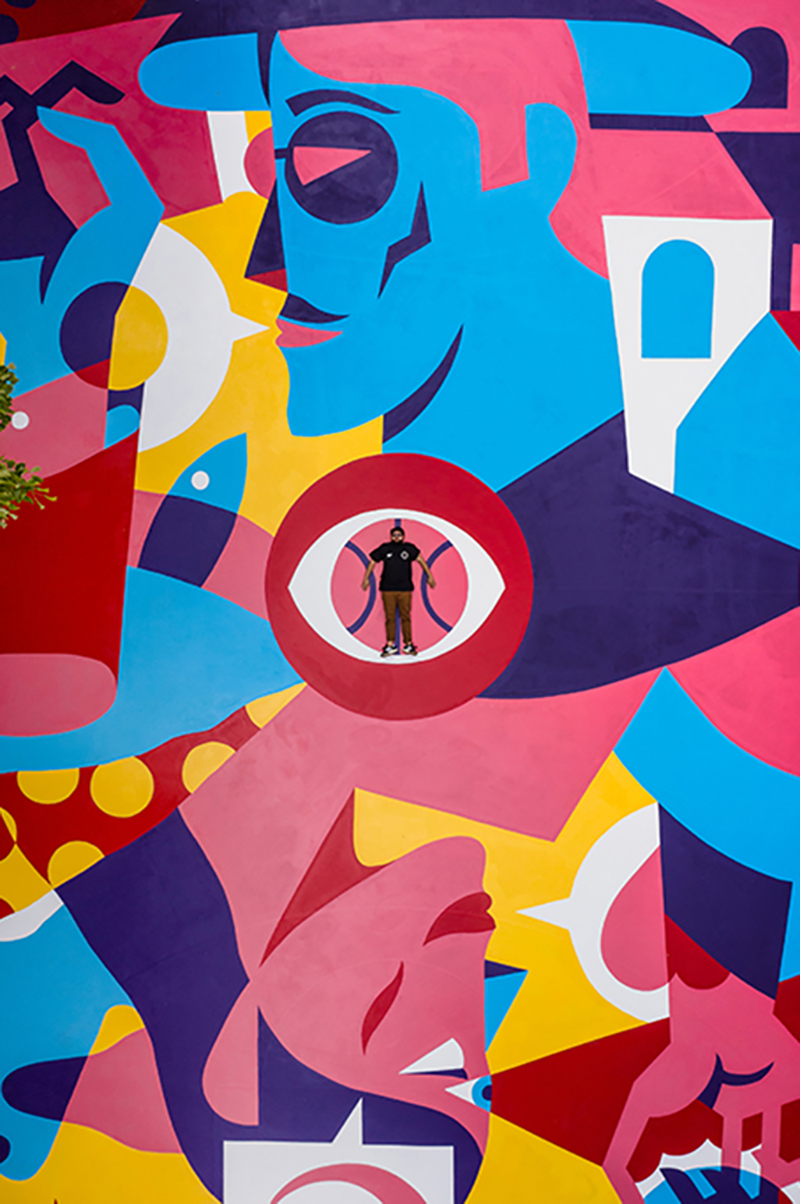 Una cancha de basquet muy colorida