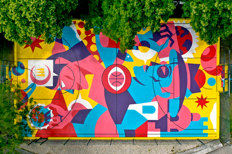 Una cancha de basquet muy colorida