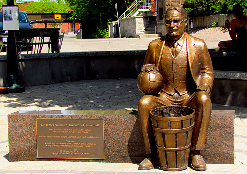 ¿Qué fue de la escuela donde se inventó el basquetbol?