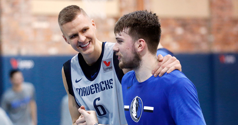 La presentación de Porzingis con los Mavs