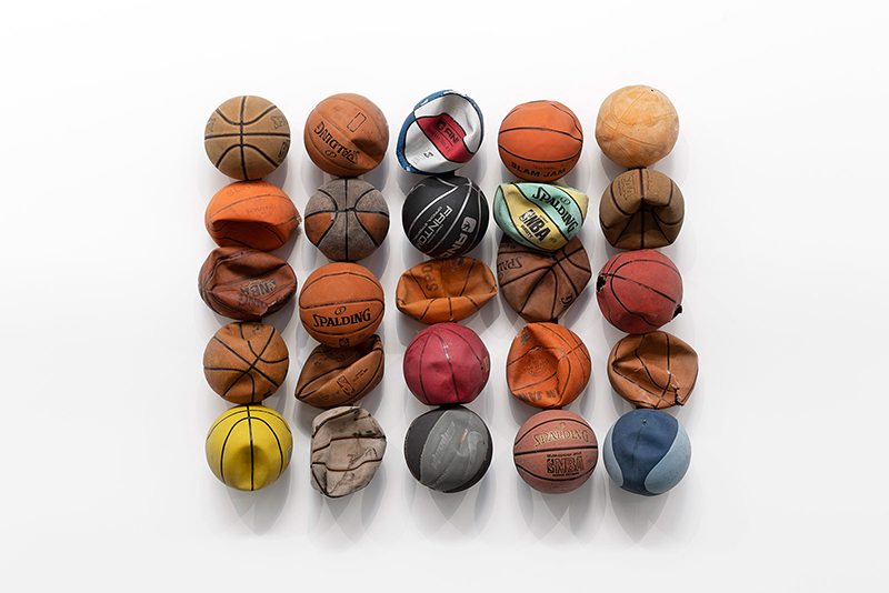 De las calles a las galerías: arte hecho con balones y redes viejas