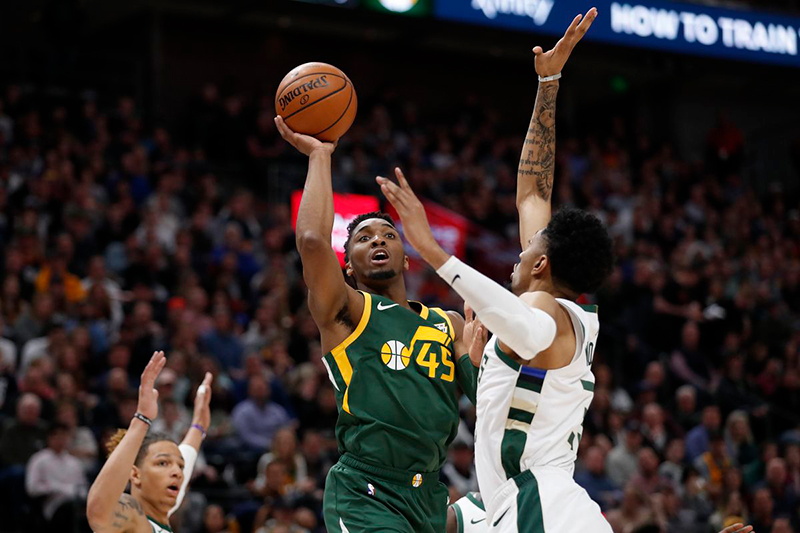 Giannis y Mitchell protagonizaron un choque de trenes