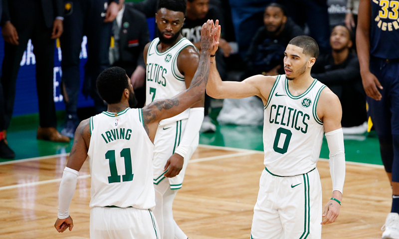 Kyrie y Tatum se lucen con los Celtics