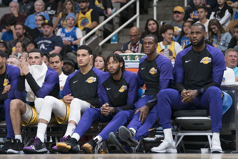 Los Lakers siguen buscando entrenador