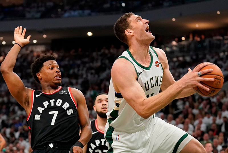 Brook Lopez y los Bucks lograron dominar a los Raptors