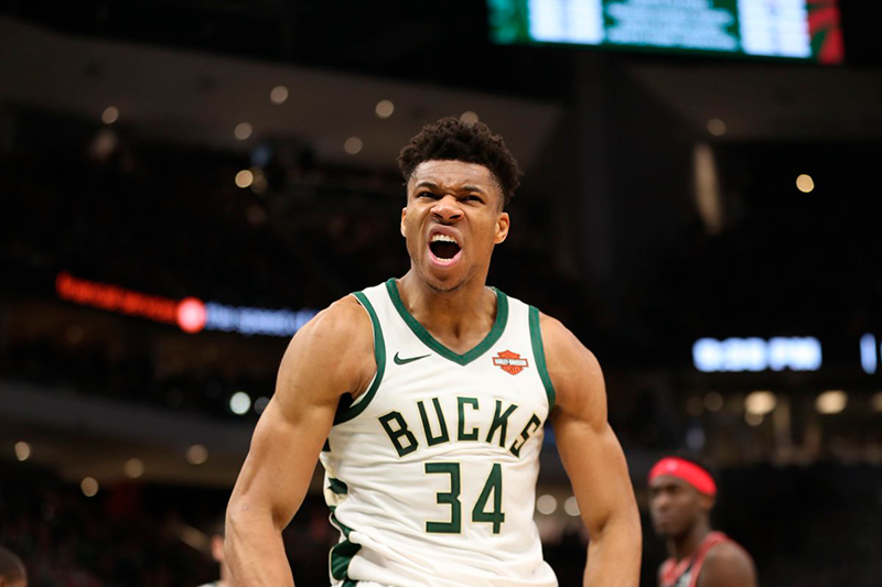 Giannis Antetokounmpo en modo MVP frente a los Raptors