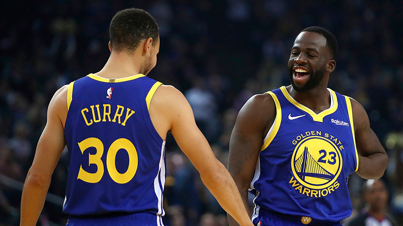 Curry y Green con una noche de triple doble para la historia