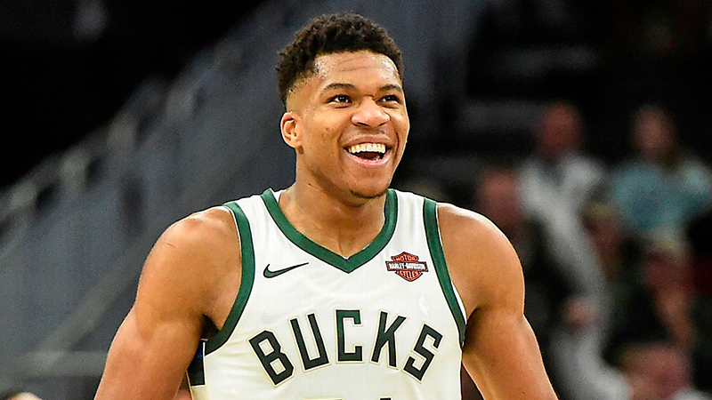 Un primer vistazo a los tenis de Giannis Antetokounmpo