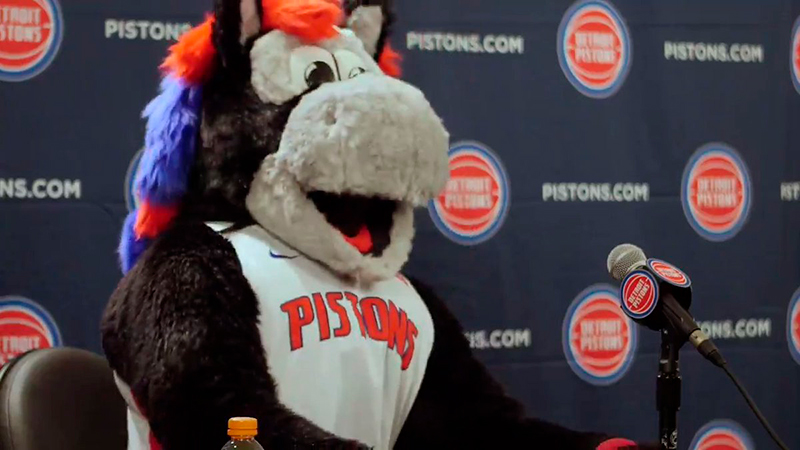 Los Pistons se lucen presentando su calendario