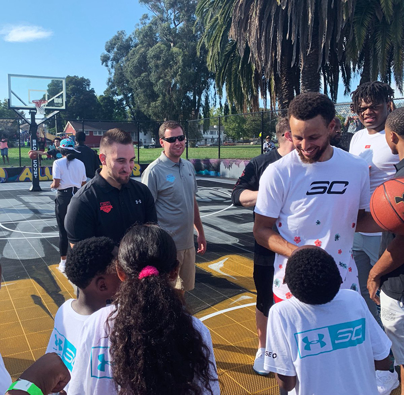 Un regalo más de Stephen Curry al Área de la Bahía